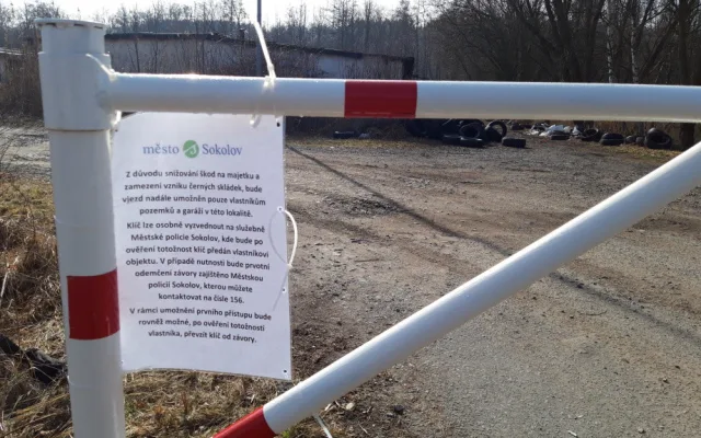Příjezdovou cestu ke garážím přehradila závora, radnice tak chce zamezit vzniku černých skládek