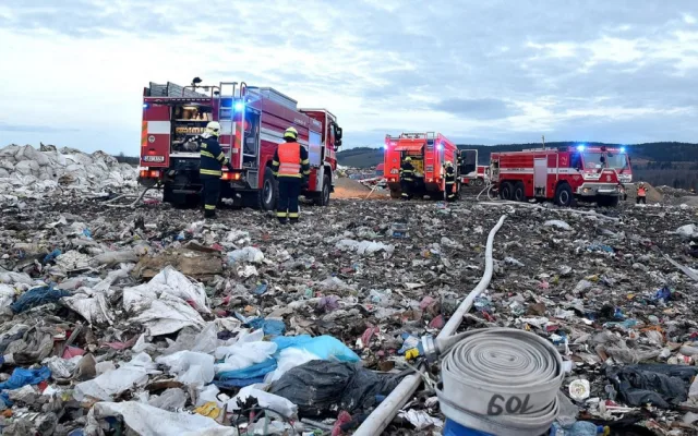 Na Sokolovsku vzplála skládka odpadu, hasiči s plameny bojovali sedm hodin