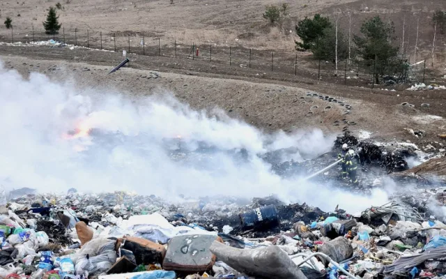 Na Sokolovsku vzplála skládka odpadu, hasiči s plameny bojovali sedm hodin