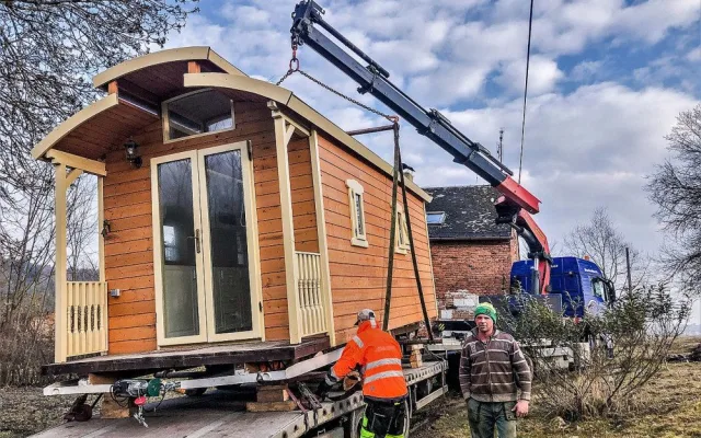 Transport maringotky na pozemek
