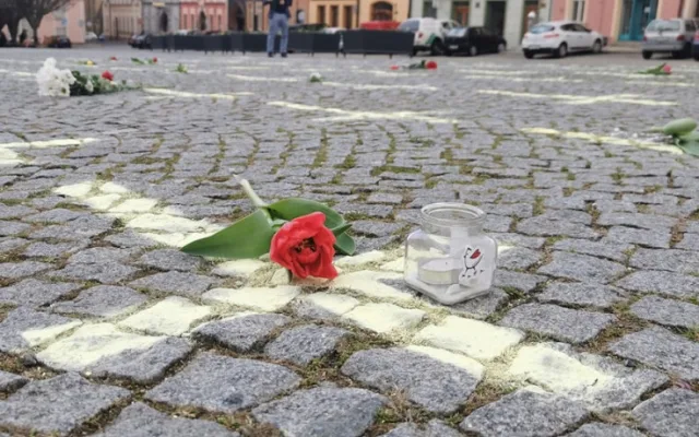 Křížky jako symbol piety i nenávisti, na dobrovolníky z Chebu se snáší vlna nenávistných komentářů