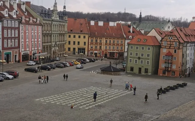 Křížky jako symbol piety i nenávisti, na dobrovolníky z Chebu se snáší vlna nenávistných komentářů