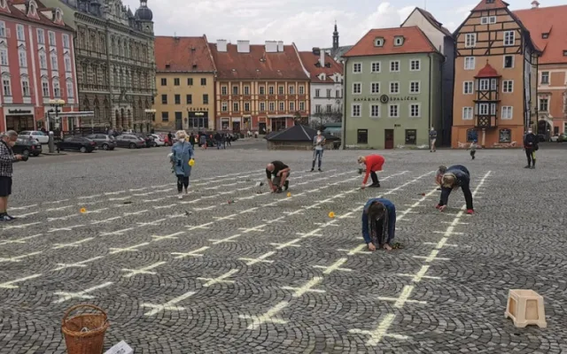 Křížky jako symbol piety i nenávisti, na dobrovolníky z Chebu se snáší vlna nenávistných komentářů