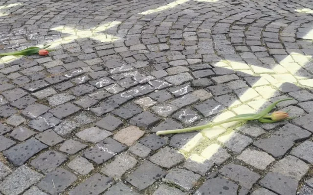 Křížky jako symbol piety i nenávisti, na dobrovolníky z Chebu se snáší vlna nenávistných komentářů