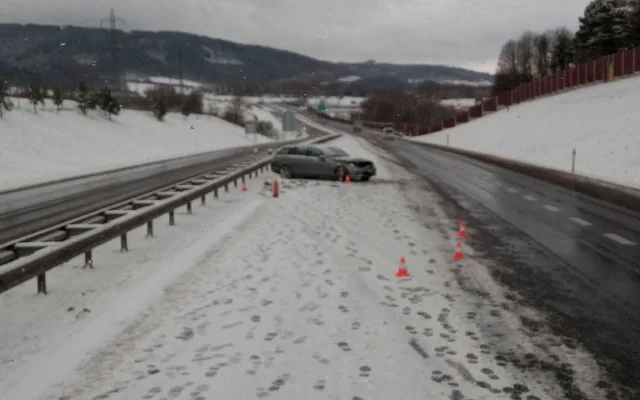 Dopravu v kraji komplikuje husté sněžení, někde se stojí v kolonách