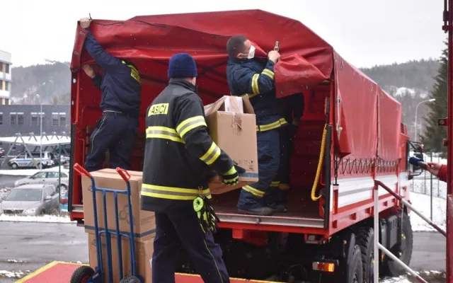 Krajští hasiči během čtvrtka rozvezou 105 tisíc antigenních testů pro školy