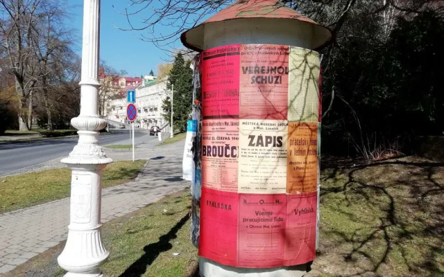 Reklamní plochy v lázeňském městě navrací místní obyvatele zpět do roku 1946