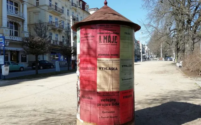 Reklamní plochy v lázeňském městě navrací místní obyvatele zpět do roku 1946