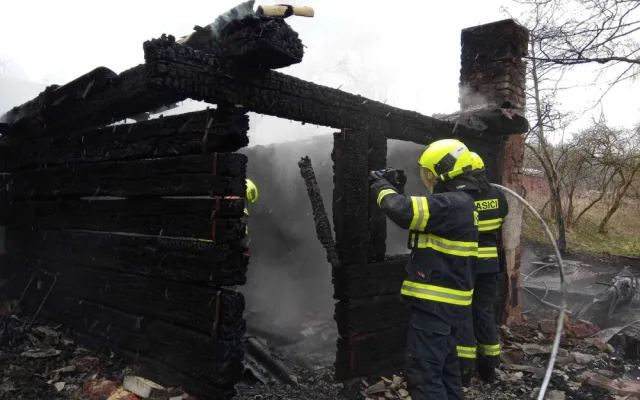 Požár opuštěné chaty na Sokolovsku zastavil provoz na železnici