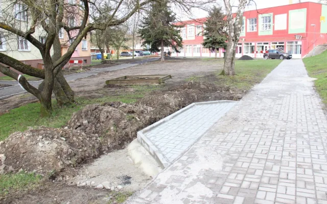 Na sídlišti v současné končí druhá etapa, která zahrnuje opravy chodníků a nová parkovací místa