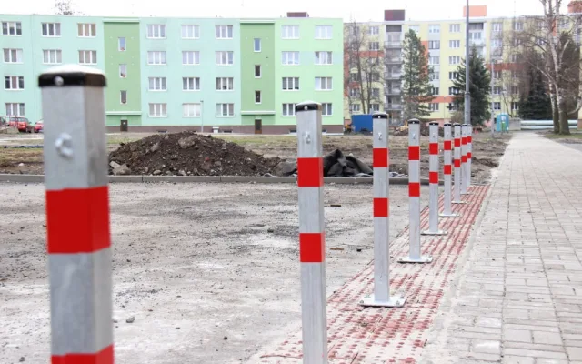 Na sídlišti v současné končí druhá etapa, která zahrnuje opravy chodníků a nová parkovací místa
