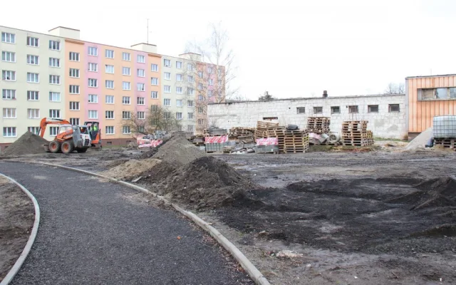 Na sídlišti v současné končí druhá etapa, která zahrnuje opravy chodníků a nová parkovací místa