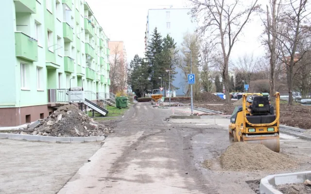 Na sídlišti v současné končí druhá etapa, která zahrnuje opravy chodníků a nová parkovací místa