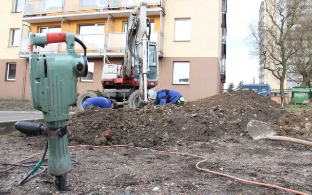 Na sídlišti v současné končí druhá etapa, která zahrnuje opravy chodníků a nová parkovací místa