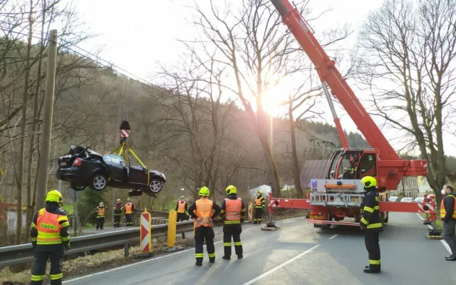 Opilý a zfetovaný řidič BMW vytlačil při předjíždění ženu do koryta řeky