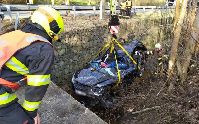 Opilý a zfetovaný řidič BMW vytlačil při předjíždění ženu do koryta řeky