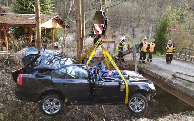 Opilý a zfetovaný řidič BMW vytlačil při předjíždění ženu do koryta řeky