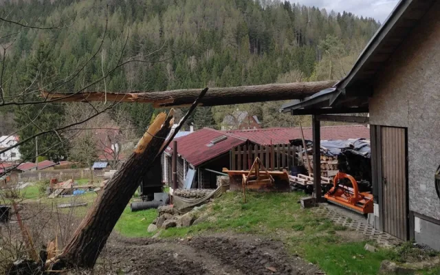 Silný vítr se prohnal Karlovarským krajem, hasiči se celý den nezastavili