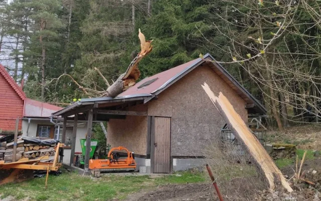 Silný vítr se prohnal Karlovarským krajem, hasiči se celý den nezastavili