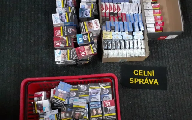 Celníci kontrolovali cigaretové kolky a našli padělky textilu, hraček a drogerie