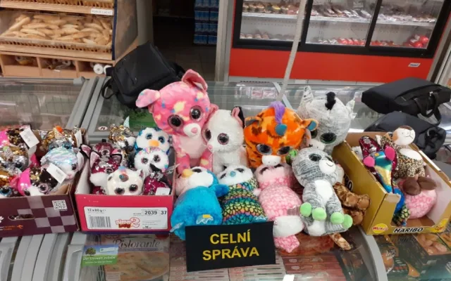 Celníci kontrolovali cigaretové kolky a našli padělky textilu, hraček a drogerie