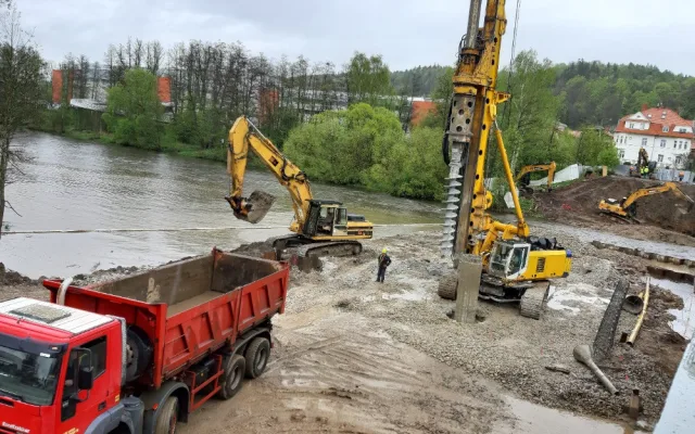 Demolice Dvorského mostu skončila, dodavatelská firma začíná betonovat pilíře mostu nového