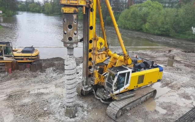 Demolice Dvorského mostu skončila, dodavatelská firma začíná betonovat pilíře mostu nového