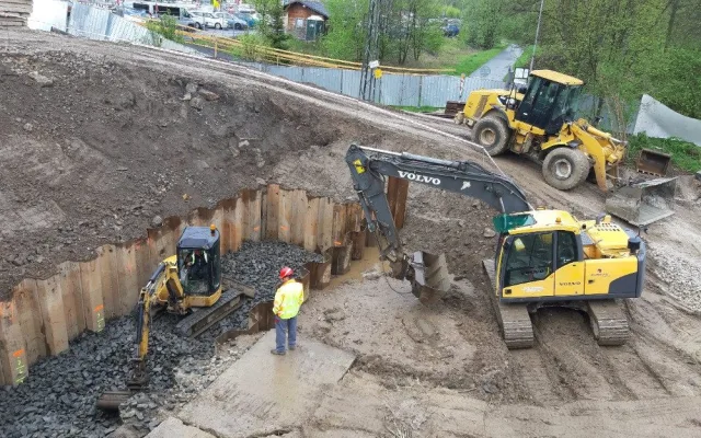 Demolice Dvorského mostu skončila, dodavatelská firma začíná betonovat pilíře mostu nového