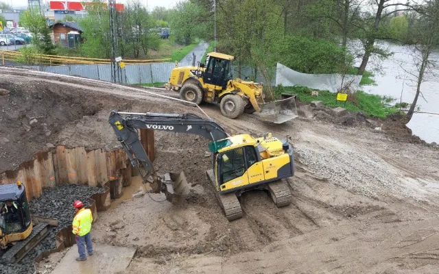 Demolice Dvorského mostu skončila, dodavatelská firma začíná betonovat pilíře mostu nového