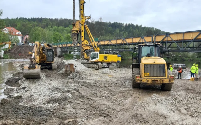 Demolice Dvorského mostu skončila, dodavatelská firma začíná betonovat pilíře mostu nového