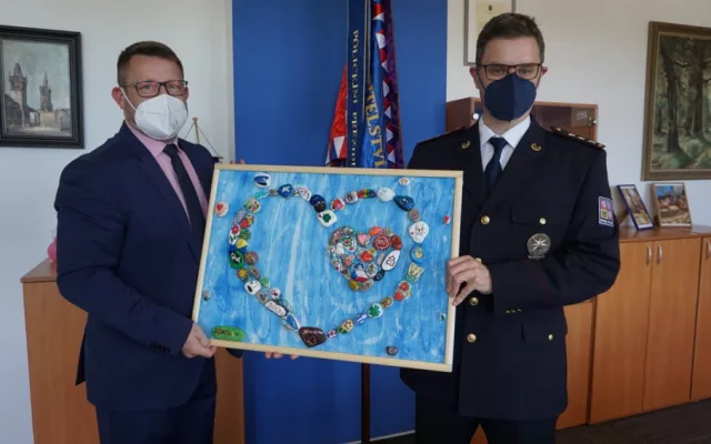 Kamínky, které lidé pomalovali jako poděkování zdravotníkům, dělají radost v podobě obrazů