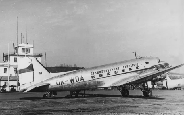 DC-3 v barvách ČSA. 1946