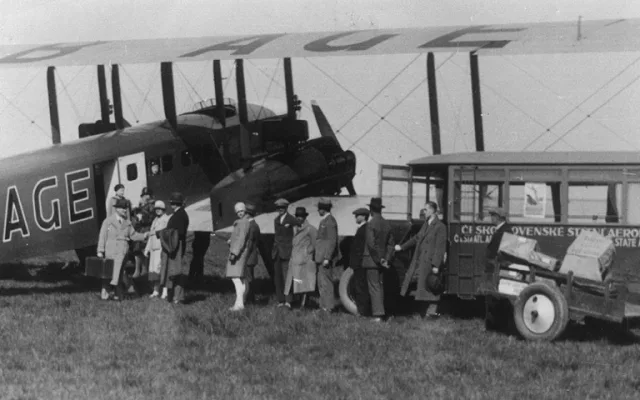 Nástup cestujících a nakládání zavazadel. 1937