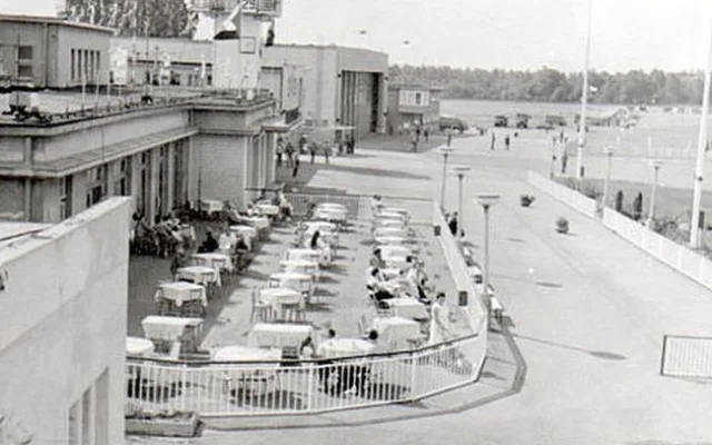 Letiště Karlovy Vary a jeho předzahrádka restaurace.1956