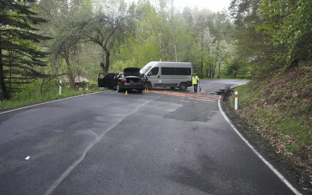 Mladý řidič Audi riskoval a srazil se s dodávkou, výsledkem je šest zraněných