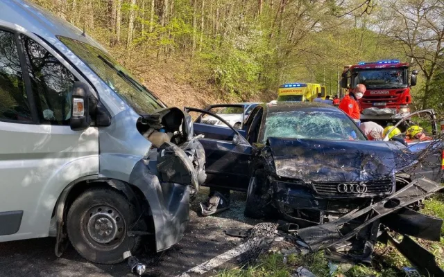 Mladý řidič Audi riskoval a srazil se s dodávkou, výsledkem je šest zraněných