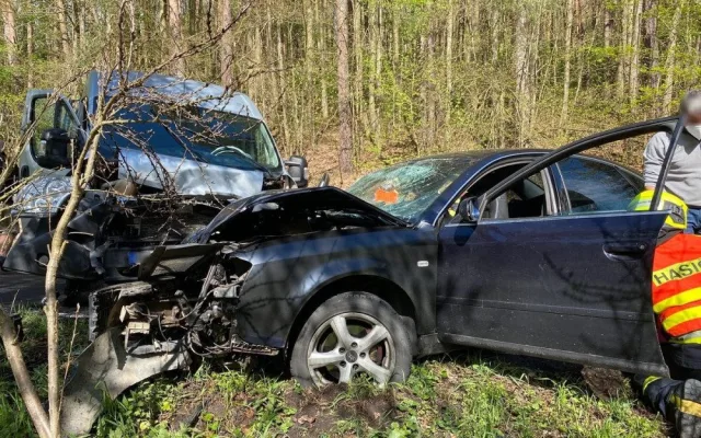 Mladý řidič Audi riskoval a srazil se s dodávkou, výsledkem je šest zraněných