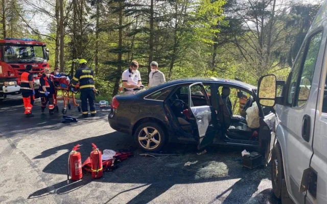 Mladý řidič Audi riskoval a srazil se s dodávkou, výsledkem je šest zraněných