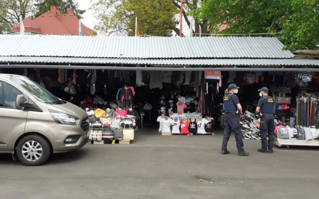 Celníci si posvítili na tržnice a zajistili zboží za téměř sedm milionů korun