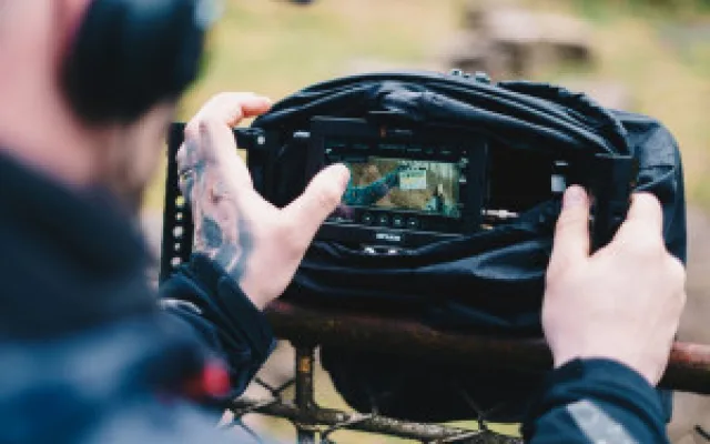 Mladí filmaři z FAMU natáčí originální snímek s Judit Bárdos. Kvůli koronaviru shání finance na dotočení