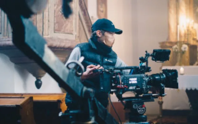 Mladí filmaři z FAMU natáčí originální snímek s Judit Bárdos. Kvůli koronaviru shání finance na dotočení