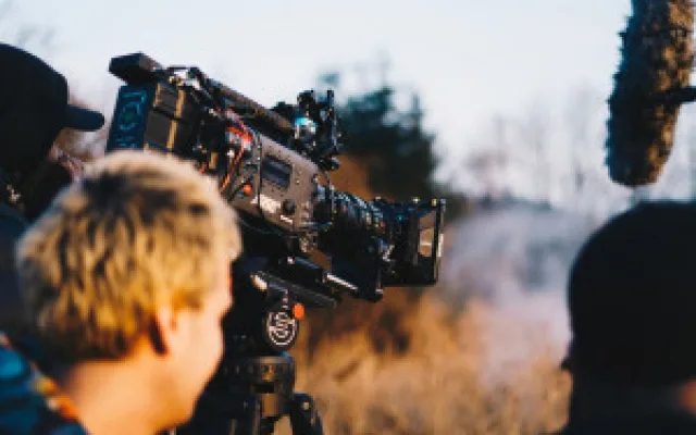 Mladí filmaři z FAMU natáčí originální snímek s Judit Bárdos. Kvůli koronaviru shání finance na dotočení