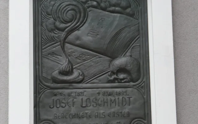 V Počernech znovu odhalili pamětní desku fyzikovi Josefu Loschmidtovi