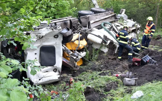 Fekální vůz se skutálel ze silnice a zůstal ležet na boku