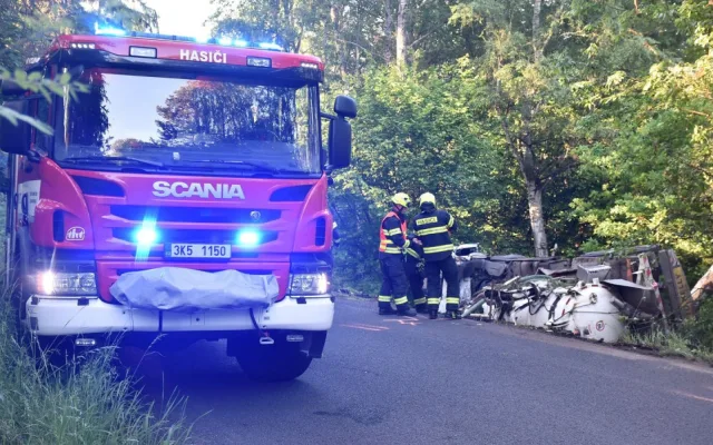 Fekální vůz se skutálel ze silnice a zůstal ležet na boku