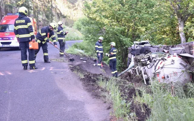 Fekální vůz se skutálel ze silnice a zůstal ležet na boku
