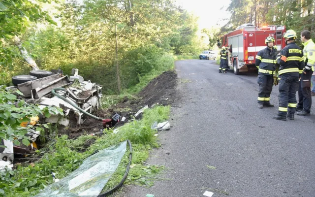 Fekální vůz se skutálel ze silnice a zůstal ležet na boku