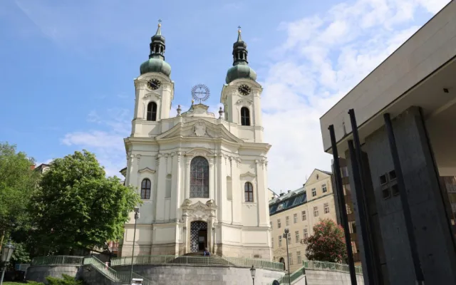 Před chrám Máří Magdaleny se vrátila historická dlažba, na archeology čekala i řada překvapení, foto: Magistrát KV