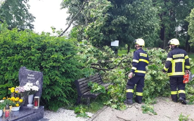 Bouře porážela stromy v Karlovarském kraji, ty poškodily auto, dům i hřbitov