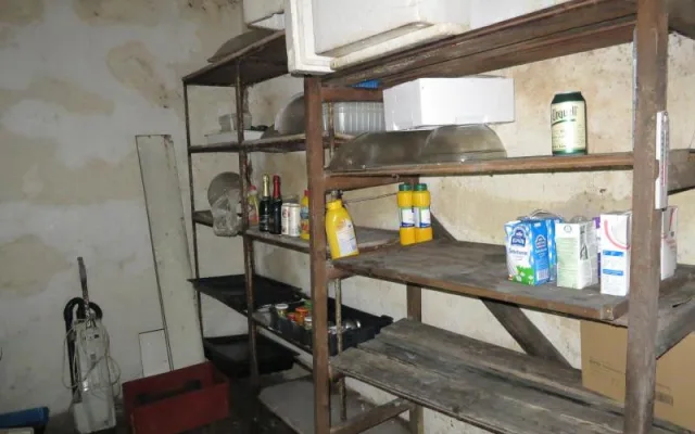 Inspekce uzavřela restauraci v Karlových Varech. Uvnitř našla myší trus a plesnivé zdi